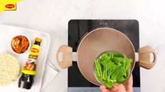 Mì gói trụng qua nước sôi 2 phút rồi vớt ra để riêng. Cải ngọt cắt khúc vừa ăn, trụng qua nước sôi rồi ngâm nước đá cho giòn.