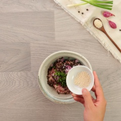 Ướp 200gr thịt heo xay với 30gr nấm mèo, 10gr hành tím băm, 10gr ngò rí, 1 muỗng canh hạt nêm, 1 muỗng canh tiêu. Ướp trong 15 phút cho thịt thấm gia vị.