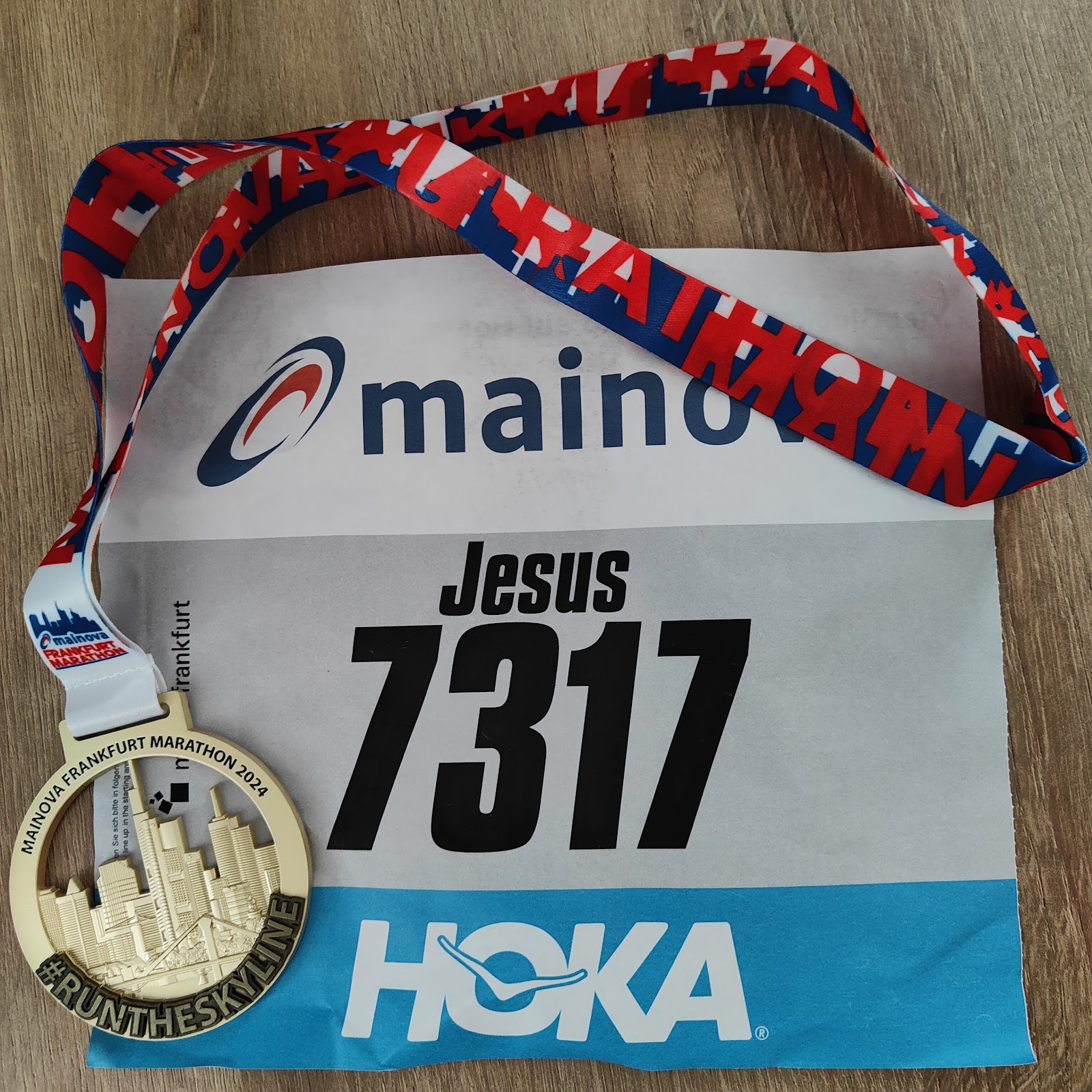 Medalla y dorsal del Frankfurt Marathon