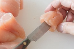 Thịt gà xẻ làm đôi, không đứt lìa miếng thịt. Cho ít muối, tiêu và phô mai vào giữa, gấp miếng thịt lại. Làm tương tự với 2 miếng thịt còn lại.
