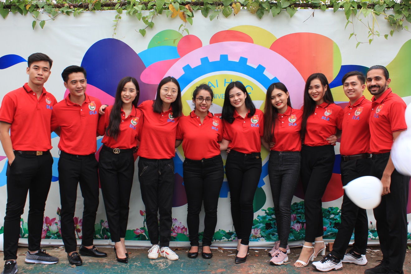 Chương trình “Đồng hành cùng sinh viên - Tự tin trong giao tiếp tiếng Anh” phối hợp cùng AIESEC Việt Nam tổ chức với các sinh viên tình nguyện nước ngoài giao lưu với sinh viên DLA