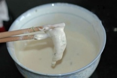 Nhúng cá vào bột cho đều rồi thả vào chảo dầu chiên vàng giòn.