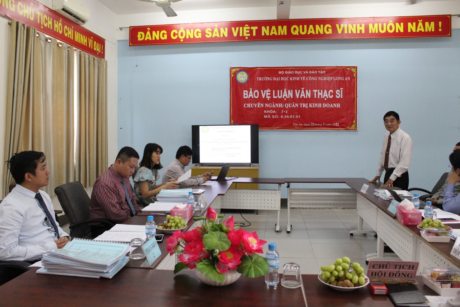 ThS Huỳnh Văn Xê – Phó Hiệu trưởng - Trưởng Phòng Sau Đại học và Liên kết đào tạo Trường DLA chúc mừng các học viên s4 hoàn thành bảo vệ luận văn với kết quả tốt nhất và hoàn thành khóa học của mình với kết quả cao. Buổi bảo vệ là một dấu son  nhằm tổng kết, đánh giá kết quả học tập và ghi nhận công trình nghiên cứu của các học viên.