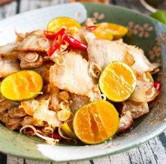 Bày trí ra tô cho đẹp mắt là có thể dùng. Thịt ba chỉ trộn sả tắc có vị chua thơm đặc trưng của sả và tắc cùng với thịt ba chỉ chiên nước mắm béo béo, mằn mặn hấp dẫn. Đây là món ăn đổi vị hoàn hảo cho cả nhà dịp cuối tuần này nhé!