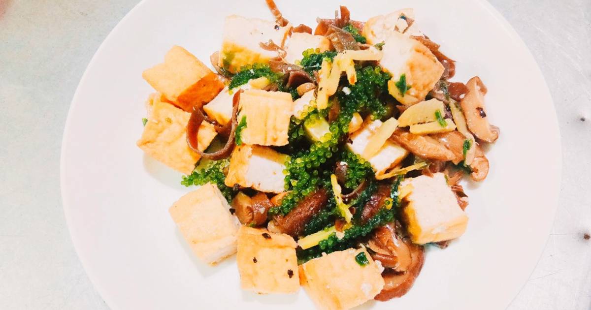 Đậu hũ xào nấm hương với rong nho nấm mèo (chay)