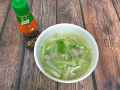 Múc canh ra tô và thưởng thức. Canh bầu nấu thịt xay thanh mát là một trong những món canh có công dụng làm mát và thanh nhiệt cơ thể rất hiệu quả. Hãy đưa ngay món canh ngon này vào trong thực đơn bữa cơm ngày hè của gia đình bạn nhé!