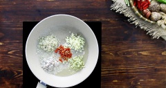 Cách làm đậu hũ non sốt thịt bằm: Cho chảo lên bếp, cho 2 muỗng canh dầu ăn vào đun nóng. Dầu nóng lần lượt cho tỏi, hành tím, ớt, gừng sả băm vào chảo, đảo đều đến khi dậy mùi thơm. Cho thịt nạc băm vào xào cùng. Dùng đũa hoặc vá xào dằm dằm thịt cho tơi ra nhé.