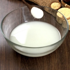 Đầu tiên, 700gr mua về gọt vỏ rửa sạch rồi để ráo nước, sau đó cắt khoai thành con chì dày khoảng 1cm. Chuẩn bị tô lớn, đổ 1 lít nước vo gạo vào thêm 1 muỗng canh đường cát rồi khuấy cho tan. Trút hết phần khoai lang đã cắt vào ngâm 30 phút để khoai bớt nhựa và không bị thâm đen. rồi vớt ra để thật ráo nước.