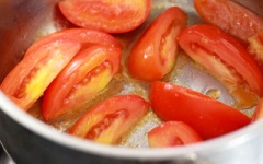 Trong 1 nồi khác, xào chín cà chua với 2 muỗng canh dầu ăn.
