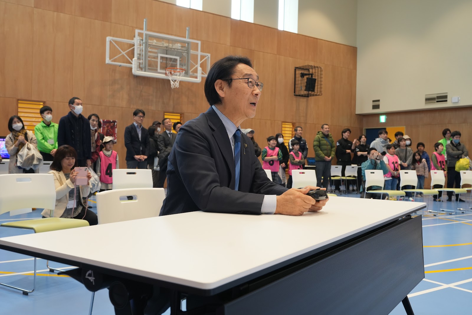市長がゲームを楽しんでいる様子と周囲の参加者たち