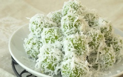 Cuối cùng là lăn bánh qua một lớp dừa nạo. Vậy là bánh khoai lang cơm dừa đã hoàn thành rồi đấy!
