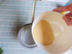 Sau khi đánh trứng sẽ nổi bọt, khi hấp sẽ để lại bọt khí bên trong, không đẹp đồng thời để lại lỗ hổng trong lòng trứng dễ xảy ra tình trạng chín không đồng đều. Do vậy nên dùng rây lọc trứng lại một lần.