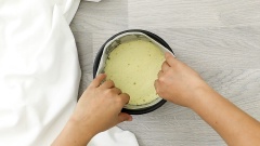 Tiếp theo bạn chuẩn bị một khuôn tròn đường kính 16cm, có thể sử dụng khuôn đế rời hoặc đế liền đều được. Cắt cốt bánh bông lan cơ bản ra làm hai phần, 1 phần 2cm để làm đế bánh và 1 phần 3cm để làm vỏ bánh phủ bên ngoài. Lót đế bánh vào khuôn, thêm giấy nến chống dính thành khuôn. Đổ phần hỗn hợp phô mai nướng vào khuôn, nên lọc qua rây để có lớp bánh nướng thật mịn mượt.