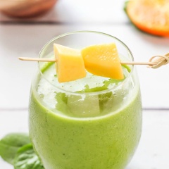 Rót sinh tố ra ly và thưởng thức. Vì sinh tố là loại thức uống rất dễ làm cũng như bổ dưỡng, cho nên bạn thường xuyên kết hợp các loại trái cây và rau xanh phong phú như thế này để tạo ra món ăn lạ miệng cho cả nhà đổi món nha.