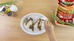 Cho miến ra tô, cắt thành những khúc ngắn. Thêm vào 20gr hạt nêm, 30ml nước tương, trộn đều cho miến thấm gia vị.