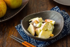Món salad táo quả óc chó chua chua, ngọt ngọt và có vị beo béo của sốt mayonnaise của quả óc chó sẽ khiến sẽ thích thú và ăn rất nhiều đấy. Mẹ nào đang muốn con ăn thêm chất xơ và để tăng sức đề kháng thì có thể lưu lại công thức này rồi làm nha.