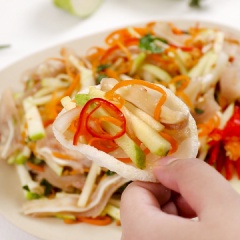 Cho gỏi ra đĩa, rắc thêm đậu phộng giã nhuyễn lên trên măt. Thử một miếng tai heo bạn sẽ cảm nhận được ngay được hương vị thơm ngon của món ăn, rất giòn, vị sần sật của tai heo hòa quyện cùng vị thanh mát của cà rốt, của trái ổi tươi. Bạn có thể dùng kèm gỏi với bánh phồng tôm, chấm cùng với nước mắm chua chua cay cay khiến bạn càng ăn càng đắm say.