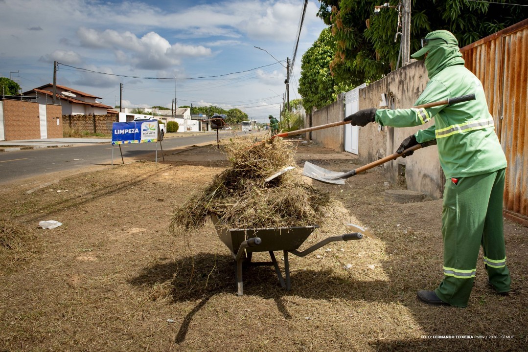 Equipes da prefeitura realizam roço e limpeza urbana em Boa Vista