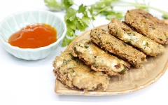 Có thể chấm tương ớt khi ăn sẽ rất ngon.