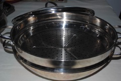 Trộn cá với nấm hương và cà rốt đã thái chỉ, thêm vào gia vị muối tiêu. Trộn nhẹ tay cho đều thịt cá. Sử dụng 1 cái chén thoa dầu ăn, đổ cá vào ém chặt. Đặt xửng nước sôi, hấp cá chín trong khoảng 15 phút.