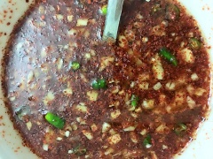 Cách pha nước chấm trộn gỏi: 4 muỗng canh nước mắm ngon, 40g đường, 50ml giấm, 2 tép tỏi, 2 trái ớt hiểm, 1 muỗng canh ớt bột trộn thật đều để đường tan hết.