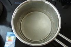 Cho 500ml nước và 100g đường vào nôi đun sôi ở lửa nhỏ. Sau khi đường tan hoàn toàn thì bạn thêm 50g bột cacao vào khuấy đều tay.