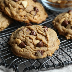 Bánh cookie hạt điều chocolate làm cực dễ, ăn giòn tan, thơm ngon, thêm hương hạt điều và chocolate chips hấp dẫn, chắc chắn sẽ khiến bạn hài lòng khi thưởng thức. Cuối tuần rảnh rỗi các bạn có thể lôi cách làm bánh cookie hạt điều chocolate này ra trổ tài nhé. Chúc các bạn ngon miệng.