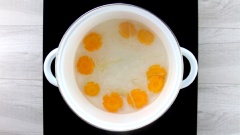 Cho vào nồi 600ml nước lọc, thêm 5gr gừng thái sợi vào, nấu cho nước sôi lên. Tiếp theo cho cà rốt đã được gọt vỏ cắt miếng mỏng 1.5cm vào, nấu 10 phút cho cà rốt chín mềm.