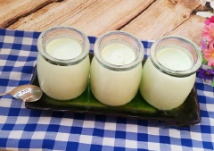 Sau khi đã hoàn thành món sữa chua lá dứa, nếu thích dùng lạnh, bạn để thêm vào ngăn mát tủ lạnh, sau đó mời mọi người thưởng thức.