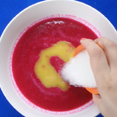 Sau đó cho bơ, đường, trứng gà, sữa tươi vào khuấy đều. Tiếp đến rây bột vào và trộn hỗn hợp thật mịn đều.
