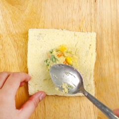 Cán lát bánh mì hơi mỏng, múc hỗn hợp khoai trứng ở bước 2 cho vào. Lấy 1 lát bánh mì khác úp lên, dùng khuôn tròn cắt phần bánh, sau đó phết lòng đỏ trứng xung quanh mép bánh rồi dùng nĩa ấn chặt xung quanh.