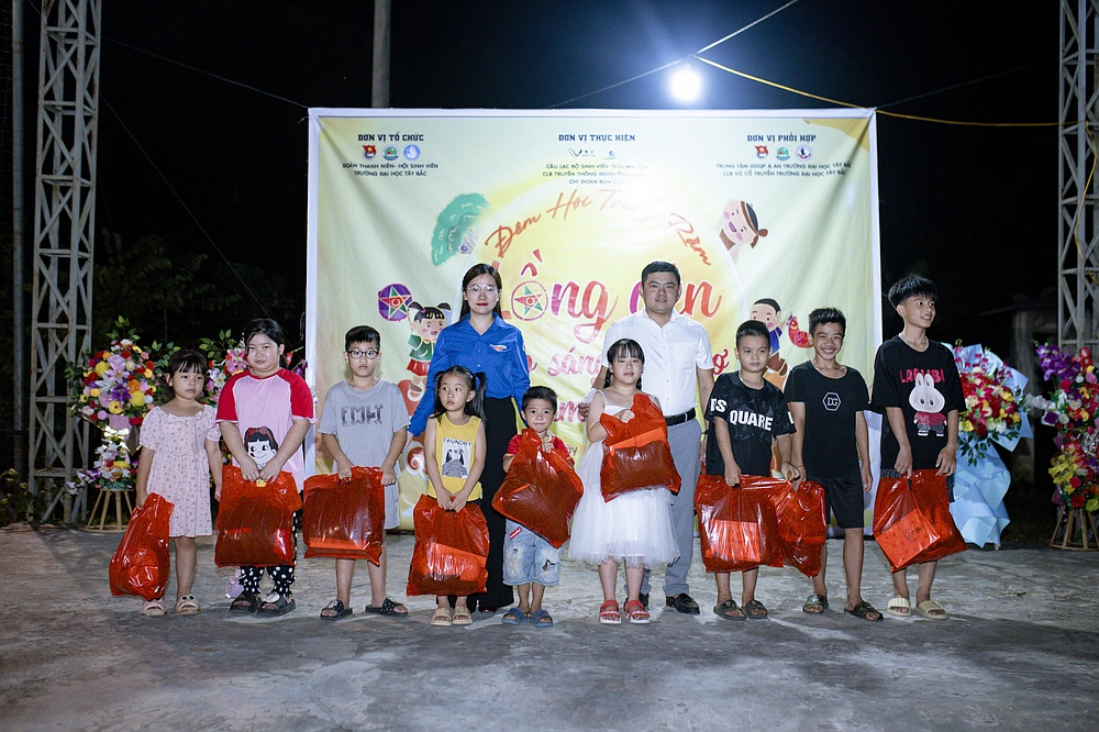 Tuổi trẻ Trường Đại học Tây Bắc tổ chức nhiều hoạt động trung thu ý nghĩa cho thiếu nhi