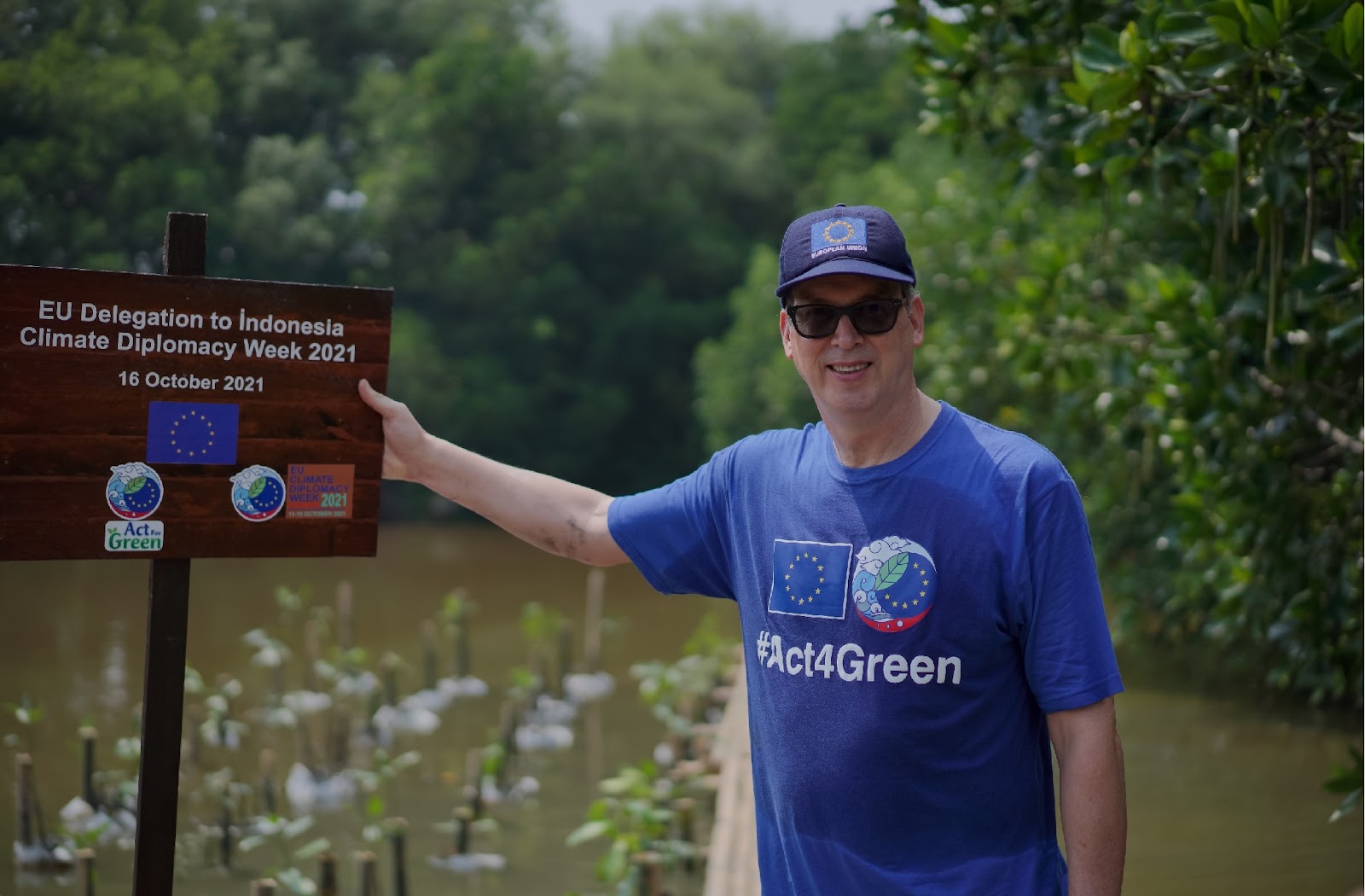 EU Climate Diplomacy Week 2021 in Indonesia also involved real climate action to increase mangrove coverage through its planting in which EU delegations and ambassadors planted 75 mangroves in support of its conservation. The event was well-attended by 19 EU delegations, including two EU ambassadors and four EU state ambassadors. EU Climate Diplomacy Week Indonesia, mangrove conservation muara angke jakarta, Jakarta mangrove conservation. CarbonEthics Indonesia
