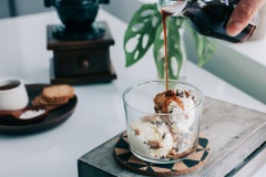 Vậy là bạn đã hoàn thành xong ly Affogato coffee mang đậm phong cách Italia rồi. Mùi vị ngọt béo của những viên kem hòa trộn với chút đăng đắng của cà phê tạo nên một tổ hợp hương vị hòa quyện say sưa và quyến rũ. Viên kem hương vanilla dẻo mịn được đắm chìm trong tách cà phê espresso đặc quánh, sóng sánh.
