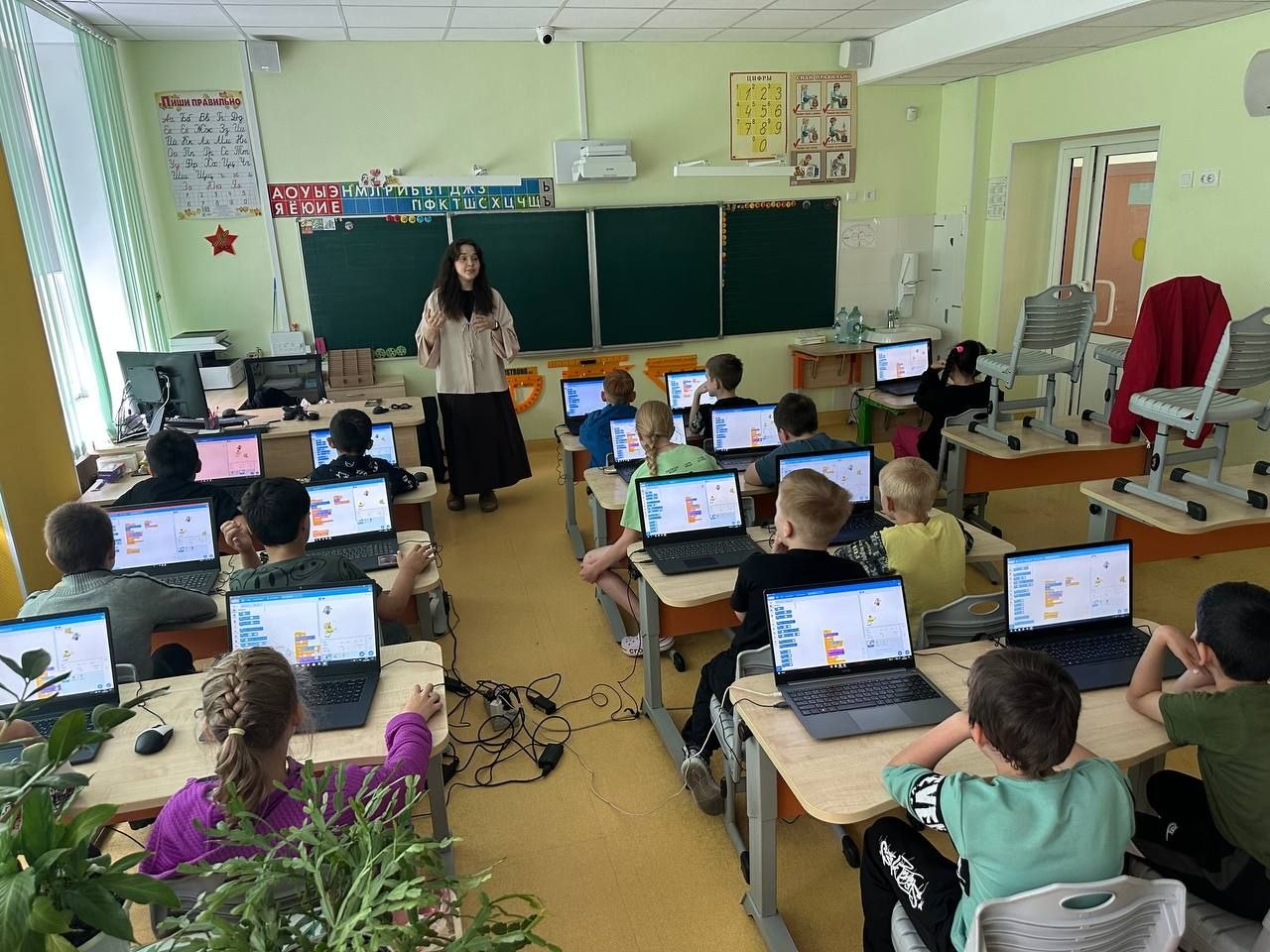 Дети работают в Scratch