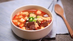Bổ dưỡng và hấp dẫn với món canh huyết thịt heo ngon lành, dễ nấu và còn lạ miệng nữa. Còn chờ gì mà chúng ta không thử vào bếp nấu rồi ăn thôi nè.