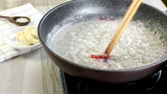 Bột báng và bột khoai ngâm trong nước khoảng 15 phút cho nở. Cho 400ml nước dão dừa, 30gr bột khoai và 30gr bột báng vào nấu lửa nhỏ. Nấu đến khi bột báng nở trong thì cho nửa muỗng cà phê muối và 100gr đường phèn vào đảo đều. Khi đường tan hết ta cho chuối đã cắt vào chảo đảo nhẹ tay.