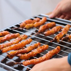 Xếp me đã sên lên vỉ cách rời nhau, rồi bạn đem phơi nắng 4 tiếng cho đến khi me khô lại có màu đẹp mắt là được.