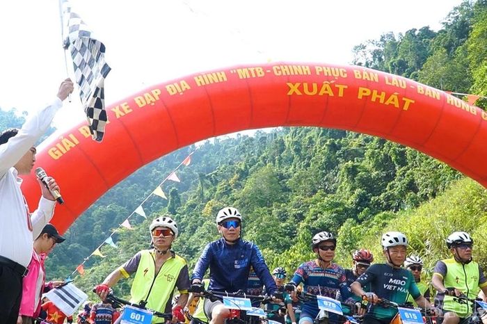 Ấn tượng Giải đua xe đạp địa hình 'MTB - Chinh phục Bản Lầu - Bản hùng ca biên cương - LCC9' - Báo Lào Cai