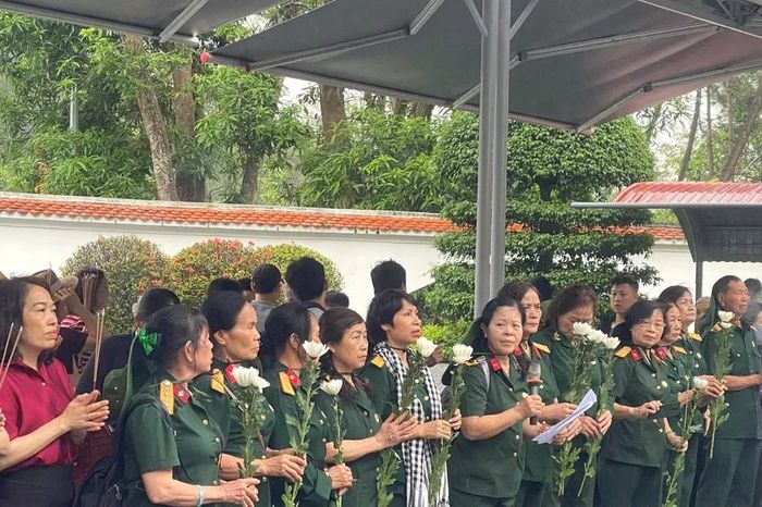 Đông đảo người dân, du khách đến các khu di tích tri ân Anh hùng liệt sĩ - Báo Sài Gòn Giải Phóng