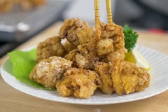 Bày gà ra dĩa ăn kèm cùng sốt mayonnaise, chanh, ớt bột. Có thể trang trí thêm cải xà lách và ăn kèm cùng cũng rất ngon.