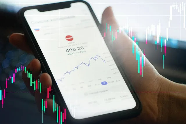 금리 차트를 보며 대출 전략을 고민하는 장면