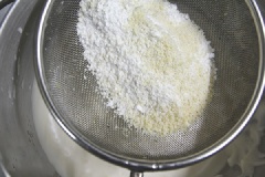 Từ từ cho hỗn hợp sữa và dầu ăn ở trên vào, tiếp tục đánh thêm 2 phút cho quyện. Chia hỗn hợp bột thành hai phần, lần lượt rây từng phần vào âu trứng, trộn đều nhẹ nhàng từ dưới lên. Đổ hỗn hợp vào khuôn, nướng bánh trong 30 - 35 phút (180 độ C). Lấy bánh ra để nguội. Cốt bánh sau khi nướng xong sẽ xẹp xuống (vì có phần bột hạnh nhân) và co lại. Có thể cắt bớt viền bánh để bánh được tròn và đẹp hơn.