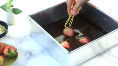 Tương tự với chocolate đen, bạn cũng trang trí phần topping theo sở thích, màu sắc hài hòa và bắt mắt của các loại hoa quả tương phản sẽ làm nổi bật thanh socola của bạn. Chocolate sau khi trang trí bạn để nơi khô, thoáng mát cho đến khi chocolate đông cứng hoàn toàn. Hoặc muốn nhanh hơn, bạn có thể cho vào tủ lạnh.