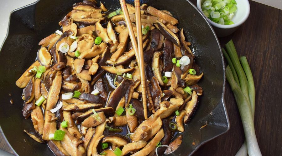 Nấm mối xào không chỉ thơm ngon mà còn gây ấn tượng với vị ngọt thanh đặc trưng