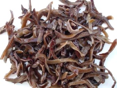 Mộc nhĩ ngâm nở, cắt bỏ chân, rửa sạch, thái nhỏ. Hành lá cắt khúc nhỏ rửa sạch. Cà rốt cạo vỏ, rửa sạch, thái sợi mỏng. Trộn mộc nhĩ, mọc, hành tím cắt nhỏ, một ít hạt tiêu, nửa thìa nhỏ hạt nêm, nửa thìa nhỏ muối, ướp khoảng 10 phút.