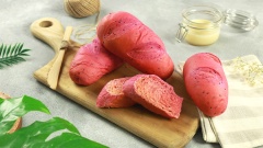 Vậy là những chiếc bánh mì thanh long màu đỏ hồng thơm phức đã hoàn thành rồi. Vỏ bánh có màu đỏ hồng của thanh long rất đẹp mắt, phần ruột bánh thì cực kỳ thơm và mềm, món này ăn không hoặc chấm sữa cũng đều rất ngon. Đừng quên lưu lại và trổ tài để chung tay “giải cứu” thanh long cùng bàn con nông dân Việt Nam nhé.
