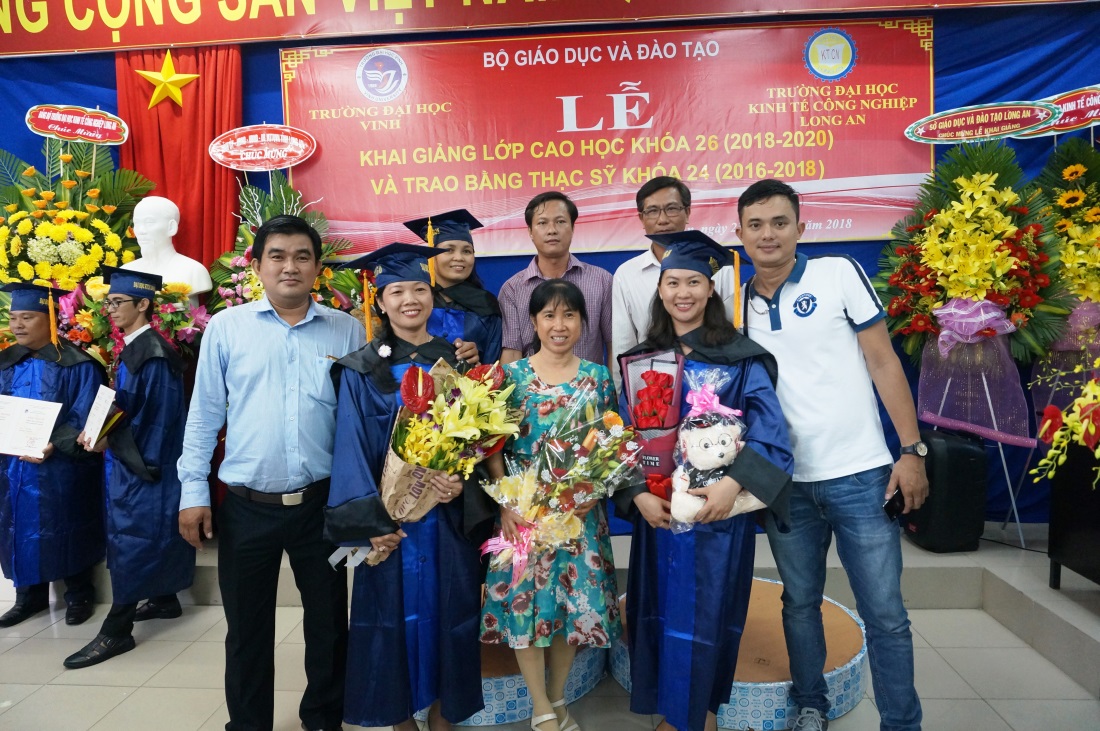 Các tân thạc sỹ chụp ảnh lưu niệm cùng gia đình, bạn bè