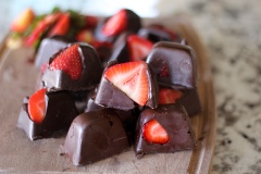 Bạn đập nhẹ khay đá nhiều lần chocolate len lỏi xuống hết khuôn. Cho vào ngăn mát tủ lạnh cho chocolate đông cứng lại là sẽ có những "viên nước đá" xinh xắn này rồi.