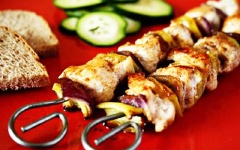 Chiên khoảng 3-5 phút, lật thịt rồi chiên thêm khoảng 5 phút là thịt chín. Món gà xiên tuy đơn giản nhưng có thành phẩm rất đẹp mắt, lại được nhiều người yêu thích.